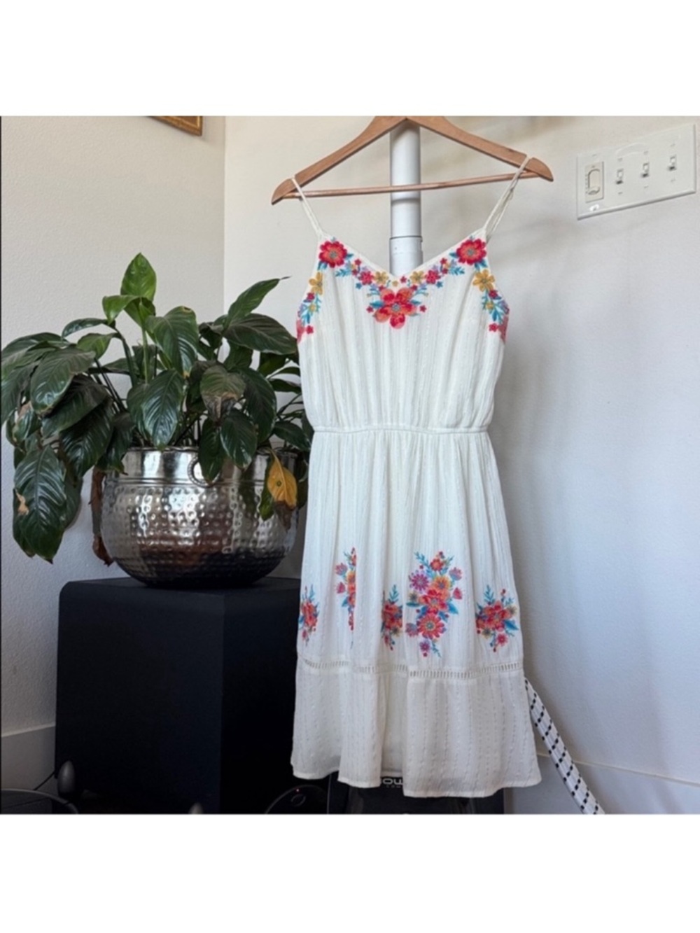 Savanna Jane Boho White Embroidered Dress Sz M Spaghetti Strap Metallic Stripes
